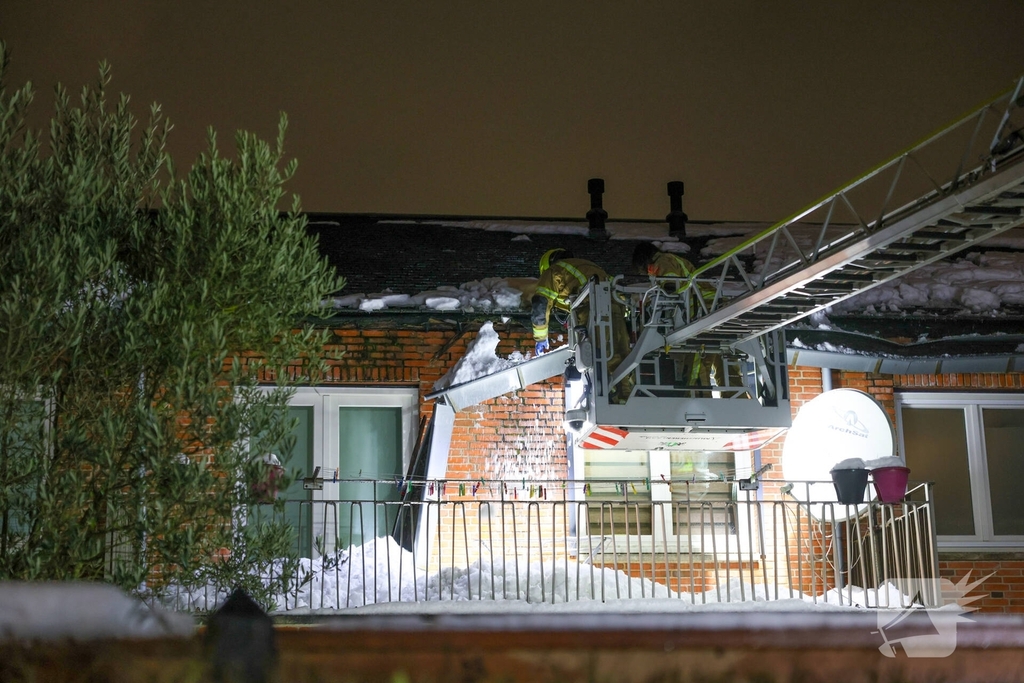 Brandweer verwijdert sneeuwlawine van woningen