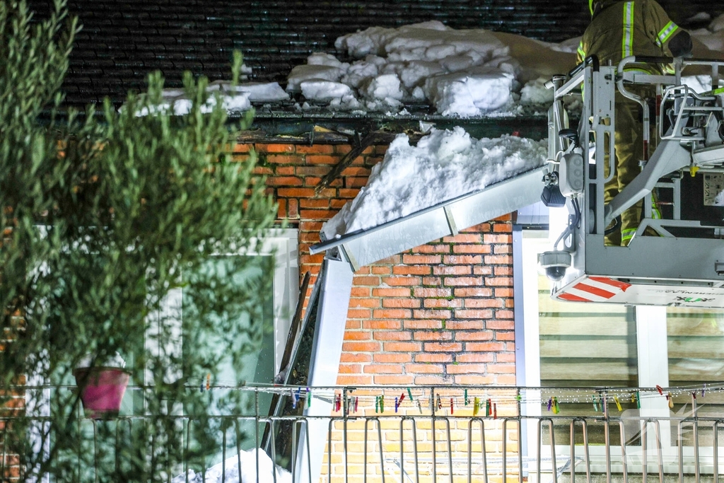 Brandweer verwijdert sneeuwlawine van woningen