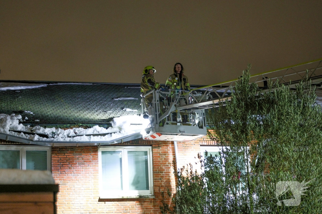 Brandweer verwijdert sneeuwlawine van woningen