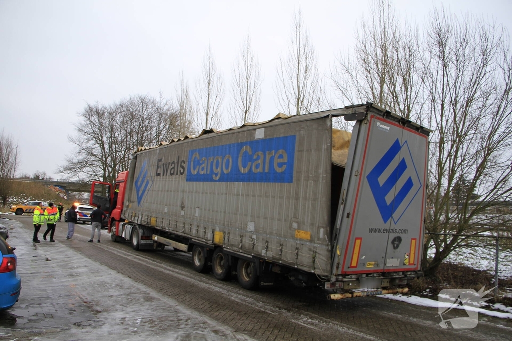 Vrachtwagen botst tegen spoorviaduct