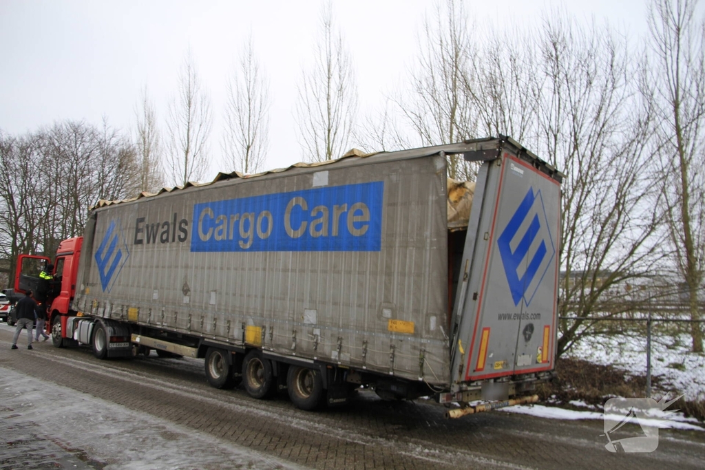 Vrachtwagen botst tegen spoorviaduct