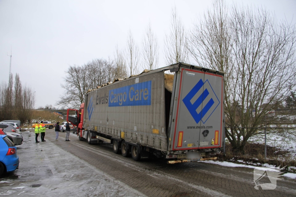 Vrachtwagen botst tegen spoorviaduct