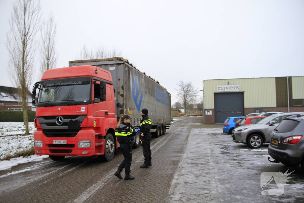 Vrachtwagen botst tegen spoorviaduct