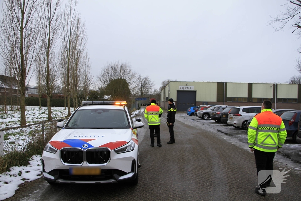 Vrachtwagen botst tegen spoorviaduct