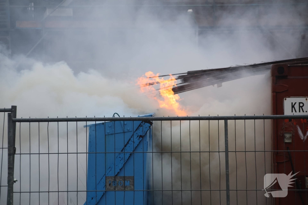 Brandweer bestrijdt brand in elektrakast