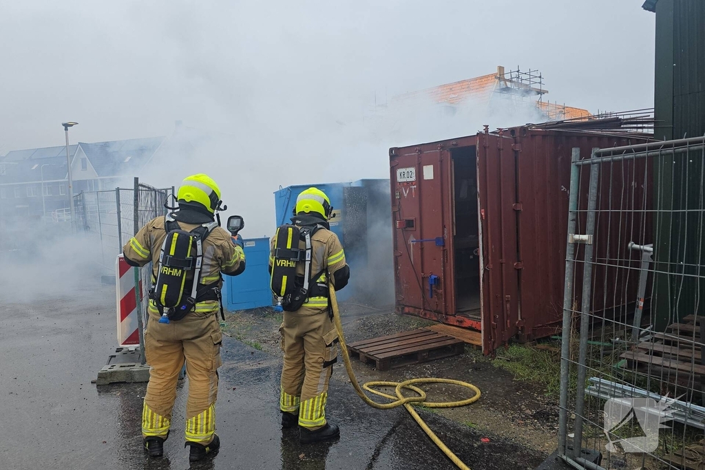 Brandweer bestrijdt brand in elektrakast