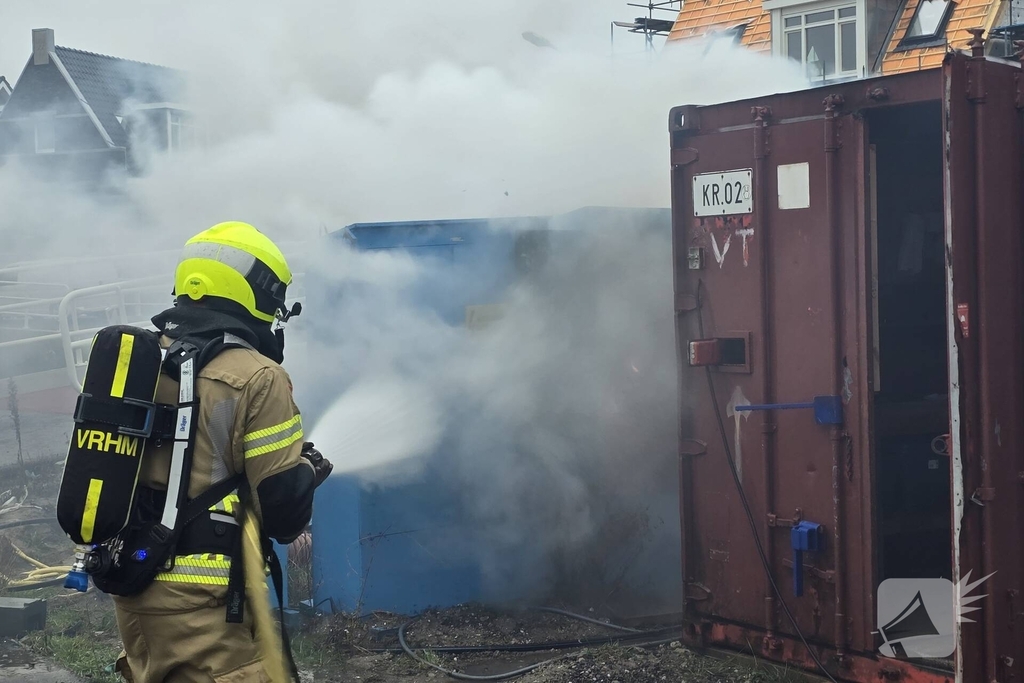 Brandweer bestrijdt brand in elektrakast