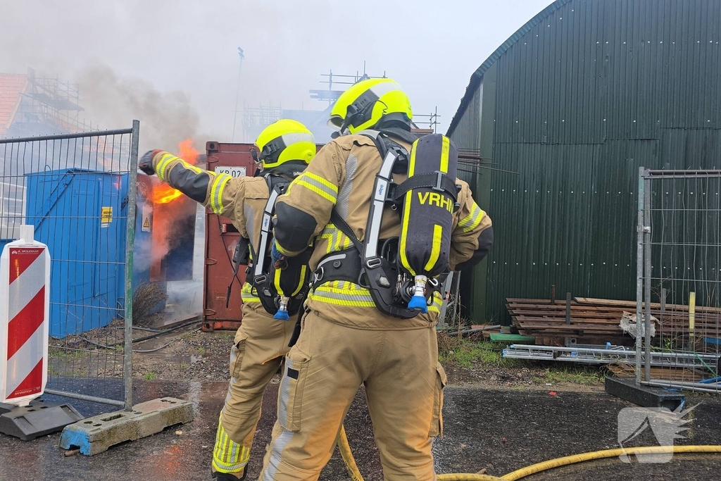 Brandweer bestrijdt brand in elektrakast