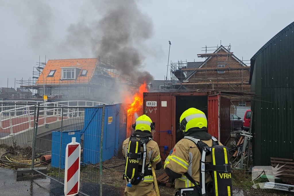 Brandweer bestrijdt brand in elektrakast