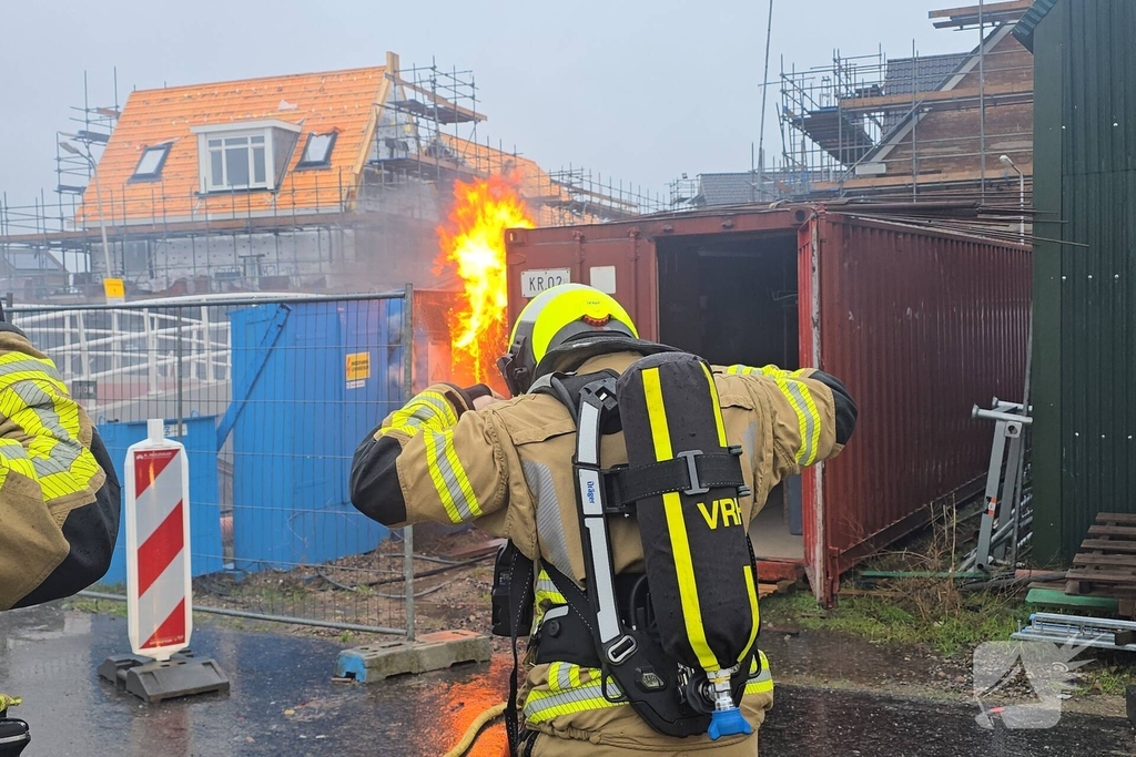Brandweer bestrijdt brand in elektrakast