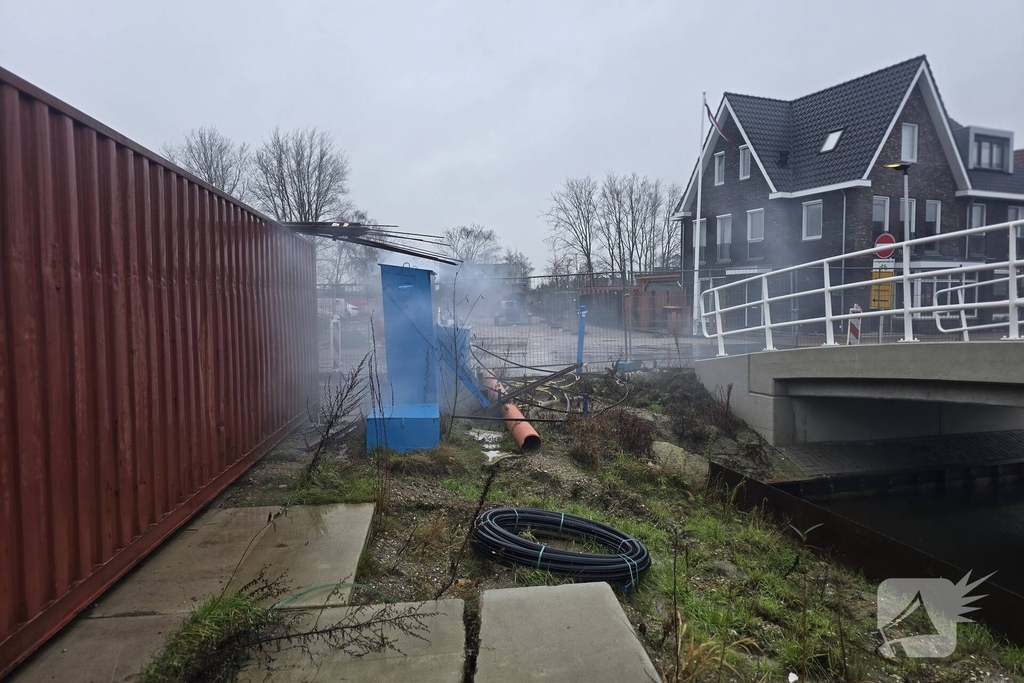 Brandweer bestrijdt brand in elektrakast