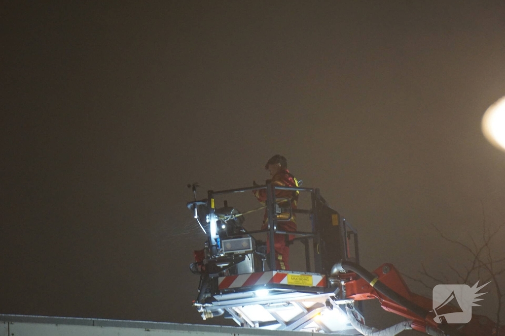 Isolatie waait los op dak