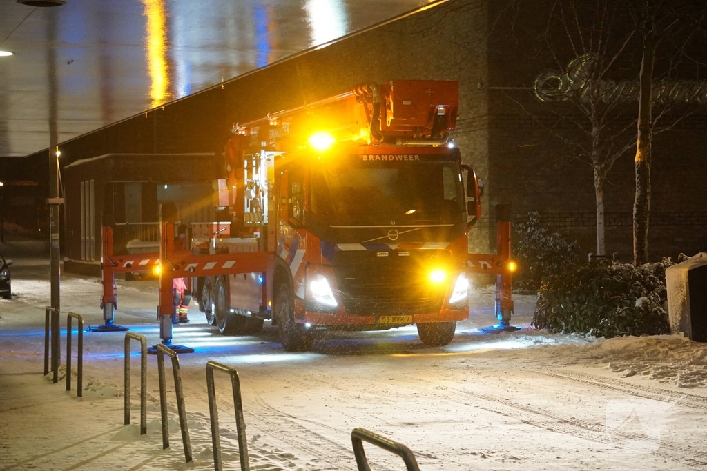 Isolatie waait los op dak