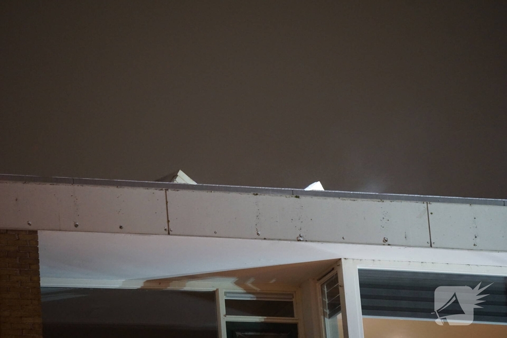 Isolatie waait los op dak