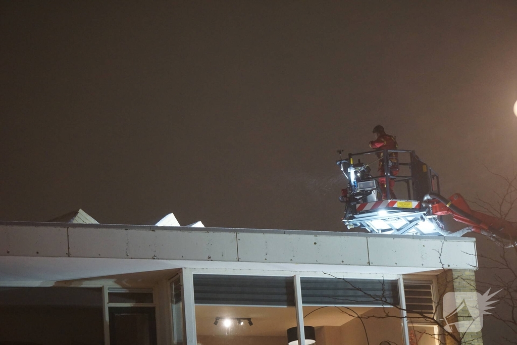 Isolatie waait los op dak