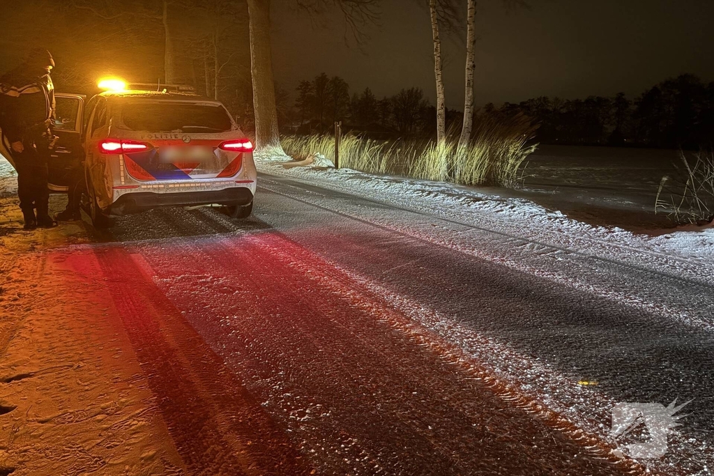 Auto belandt in sloot door gladheid