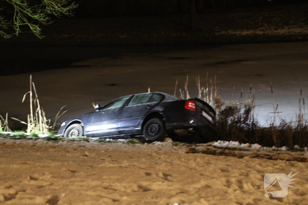 Auto belandt in sloot na gladheid