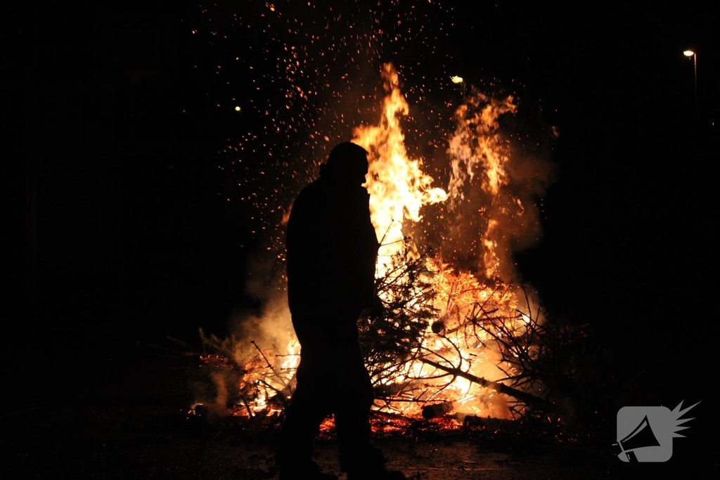 Brandweer laat kerstbomenbrand gecontroleerd uitbranden