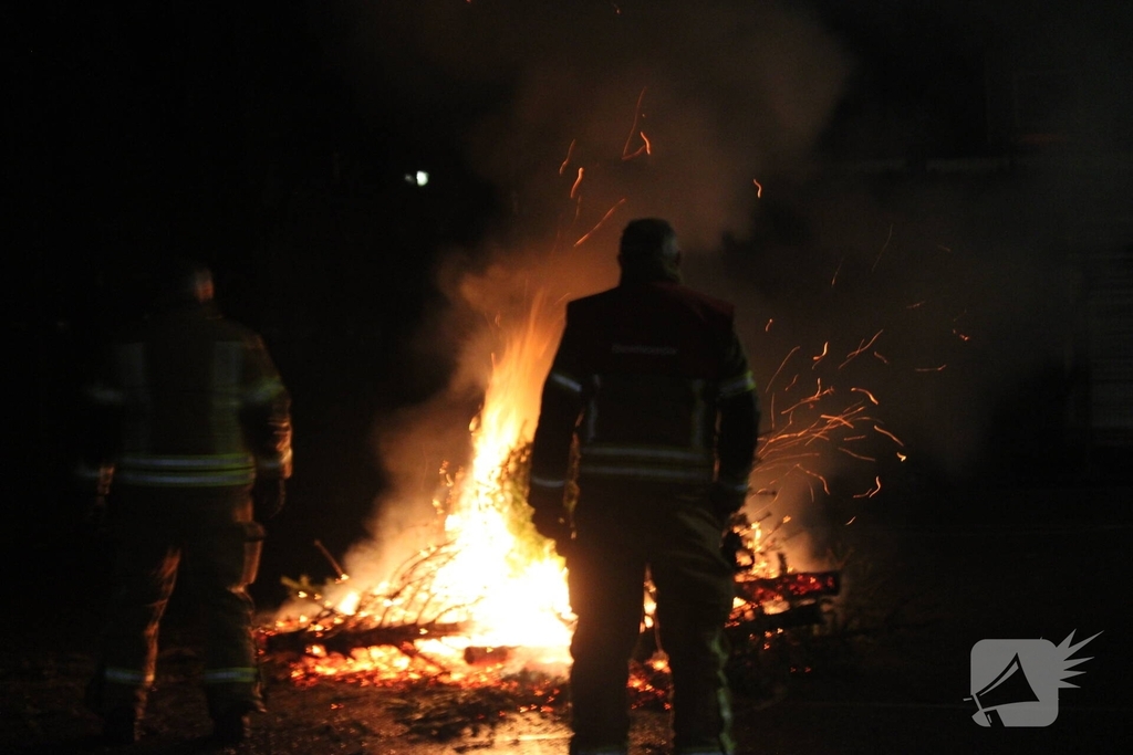 Brandweer laat kerstbomenbrand gecontroleerd uitbranden