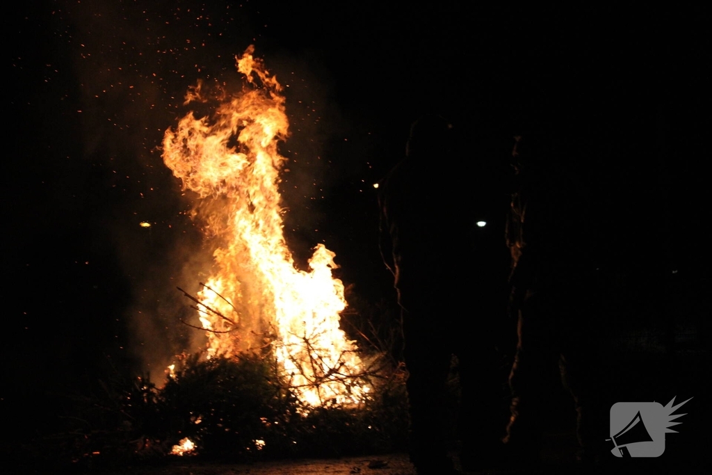 Brandweer laat kerstbomenbrand gecontroleerd uitbranden