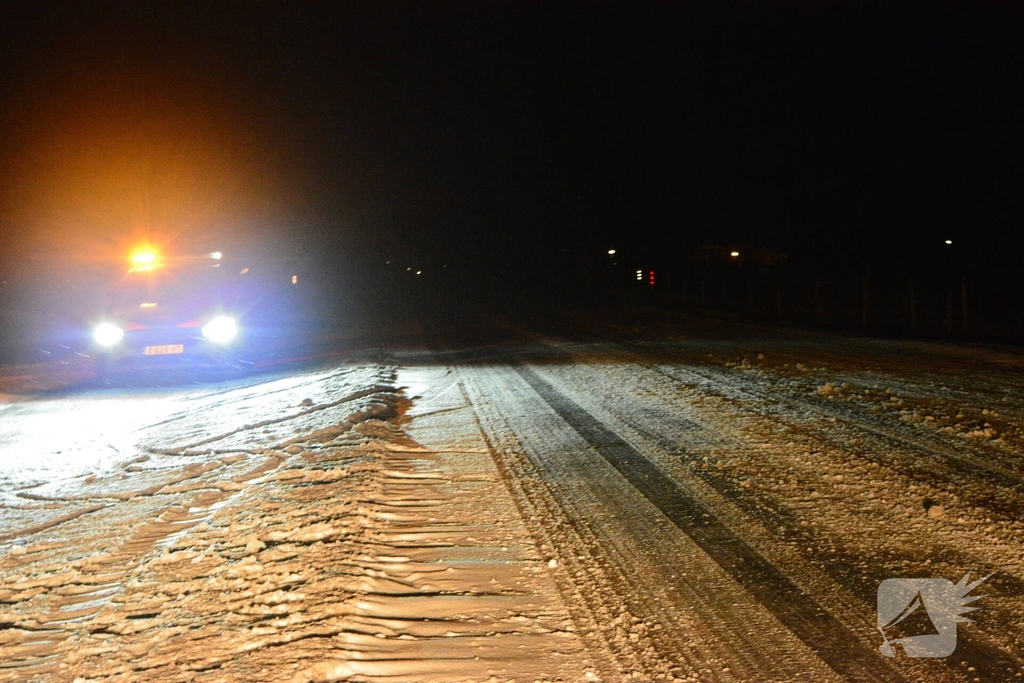 Auto belandt in sloot na winterse gladheid