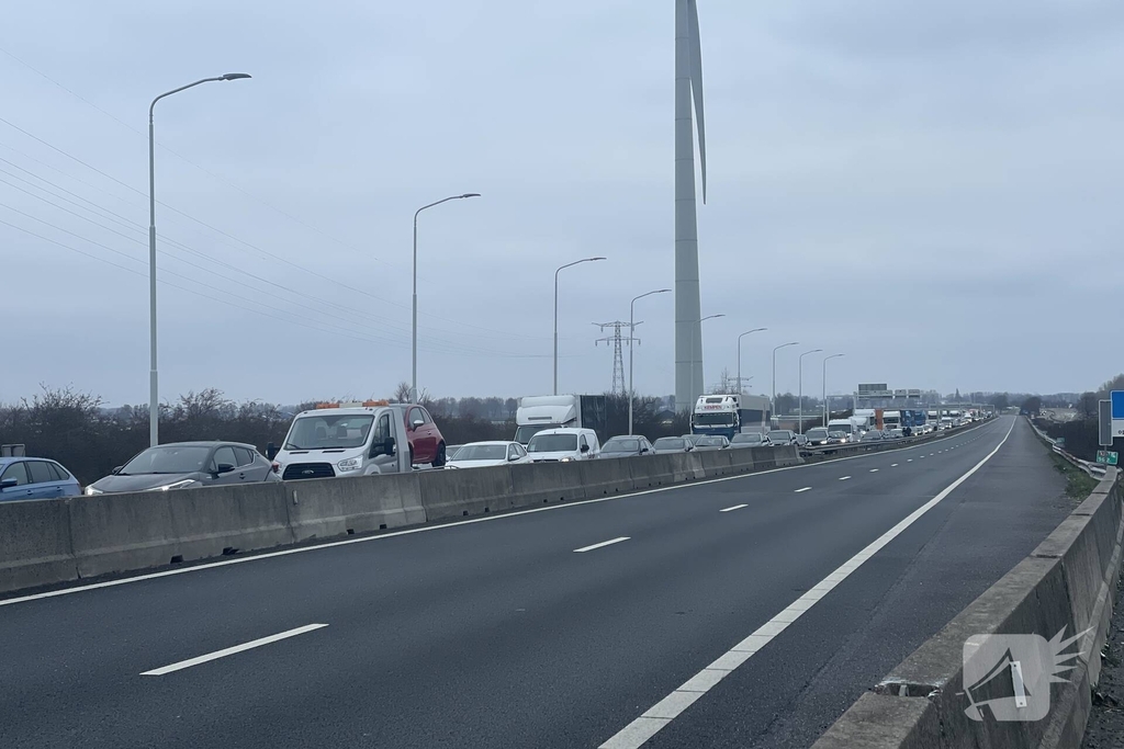 Flinke file door storing bij brug