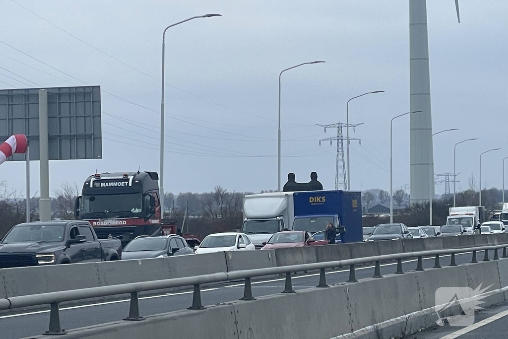 Flinke file door storing bij brug
