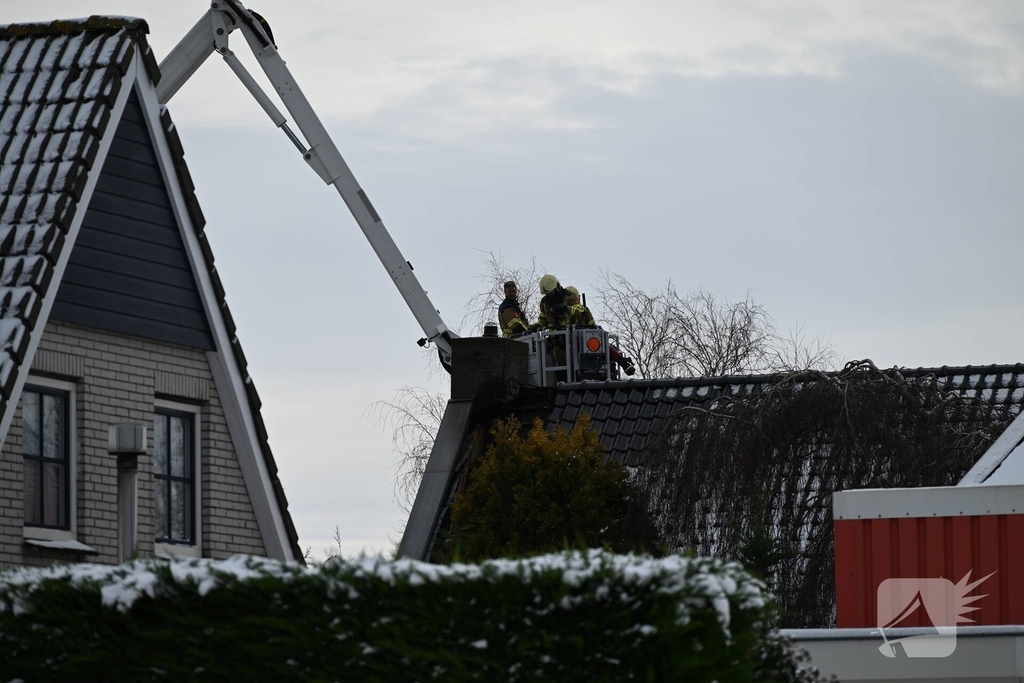 Schoorsteenbrand slaat over naar dak