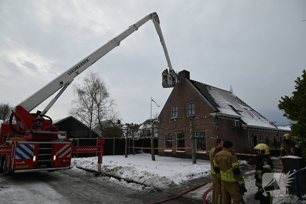 Schoorsteenbrand slaat over naar dak