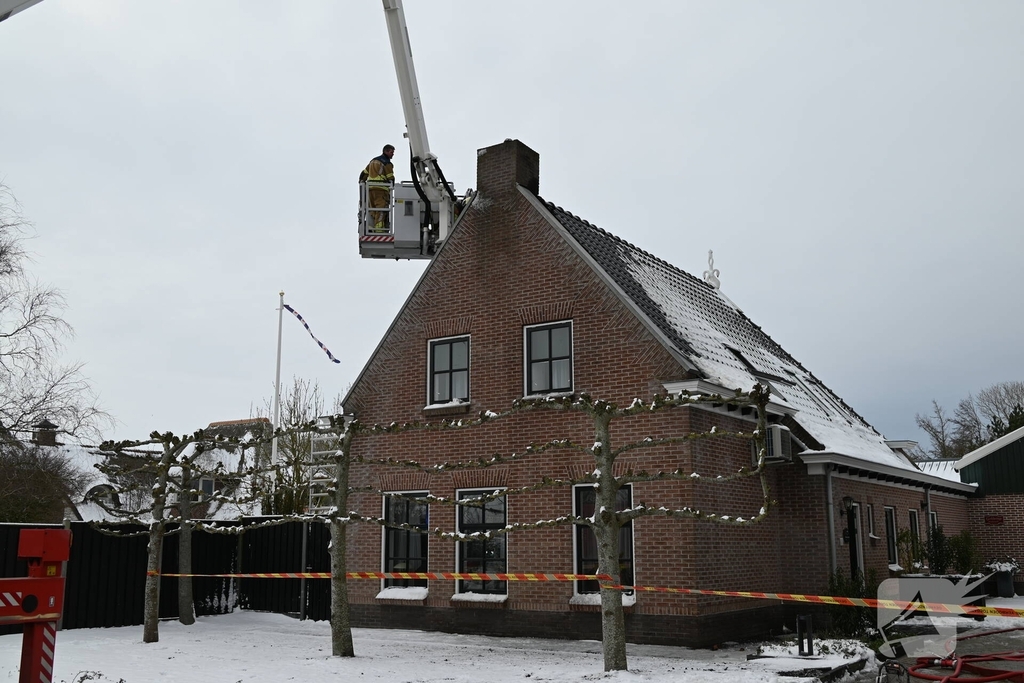 Schoorsteenbrand slaat over naar dak
