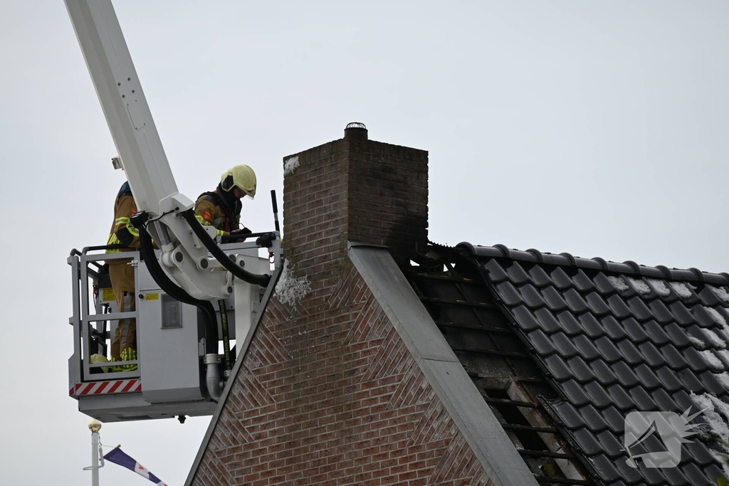 Schoorsteenbrand slaat over naar dak