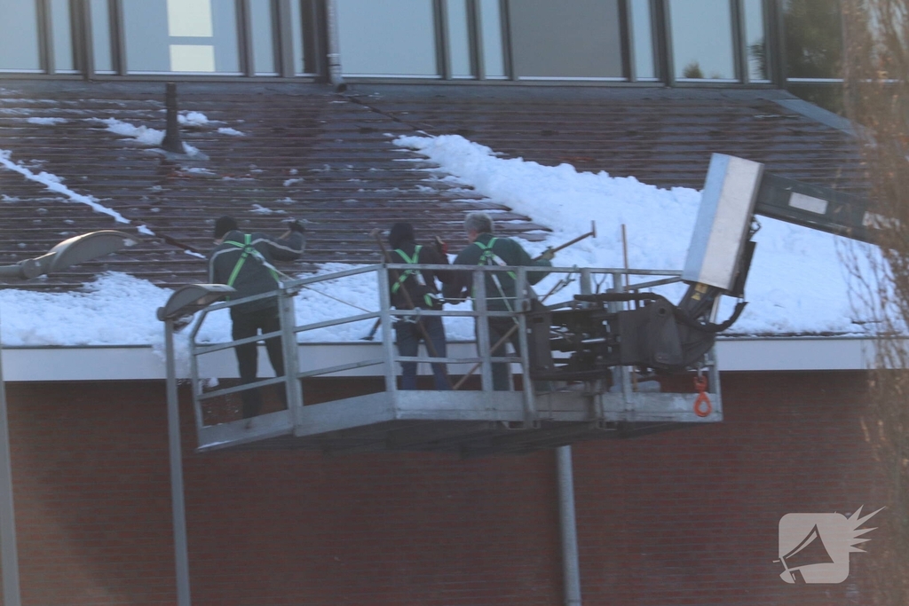 Dak van kerk sneeuwvrij gemaakt