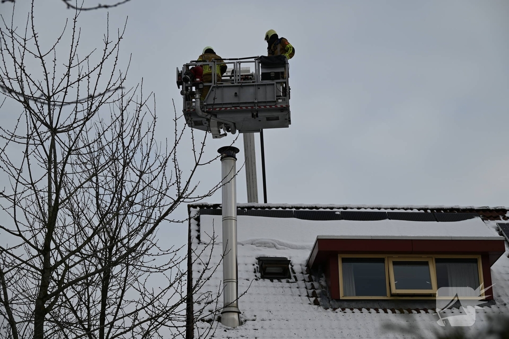 Brandweer controleert schoorsteen van houtkachel
