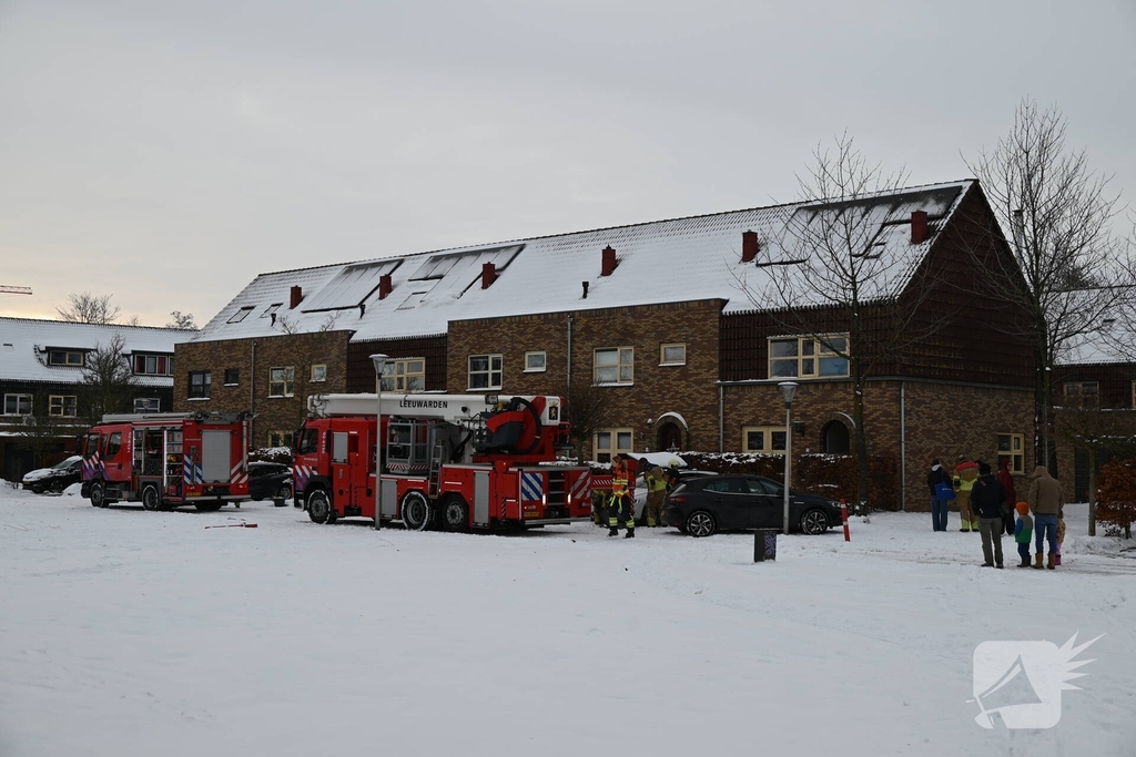 Brandweer controleert schoorsteen van houtkachel
