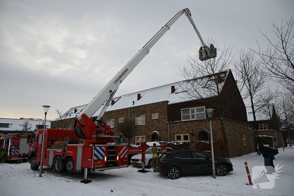 Brandweer controleert schoorsteen van houtkachel