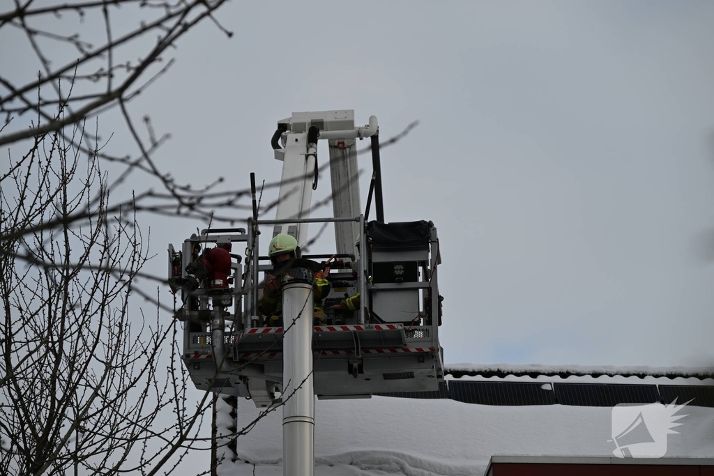 Brandweer controleert schoorsteen van houtkachel
