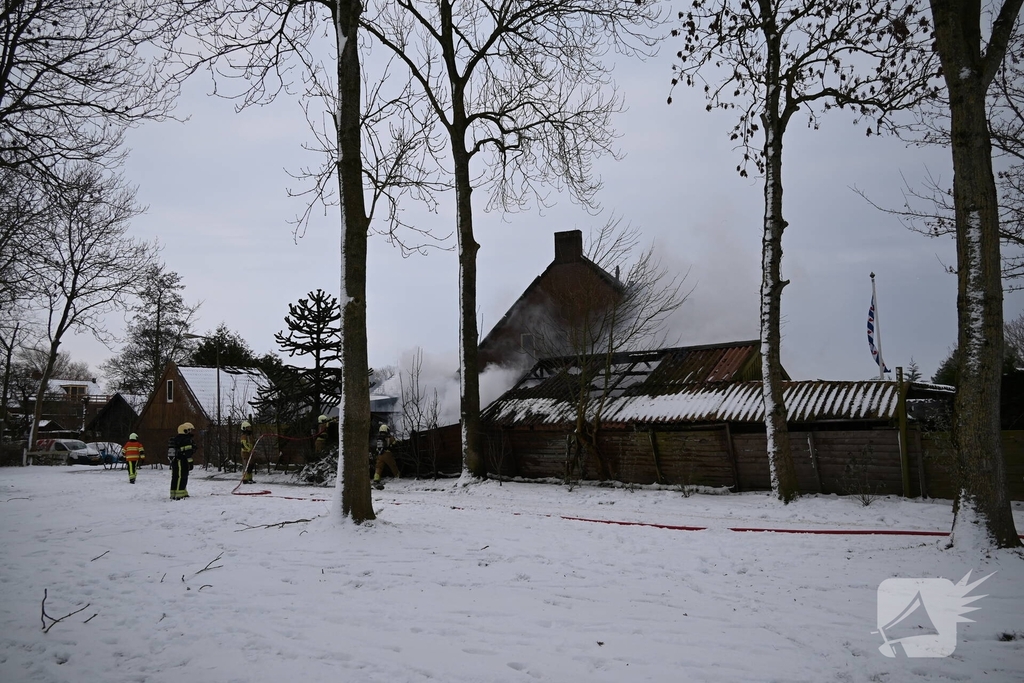 Brandweer redt dieren uit woning en voorkomt overslag