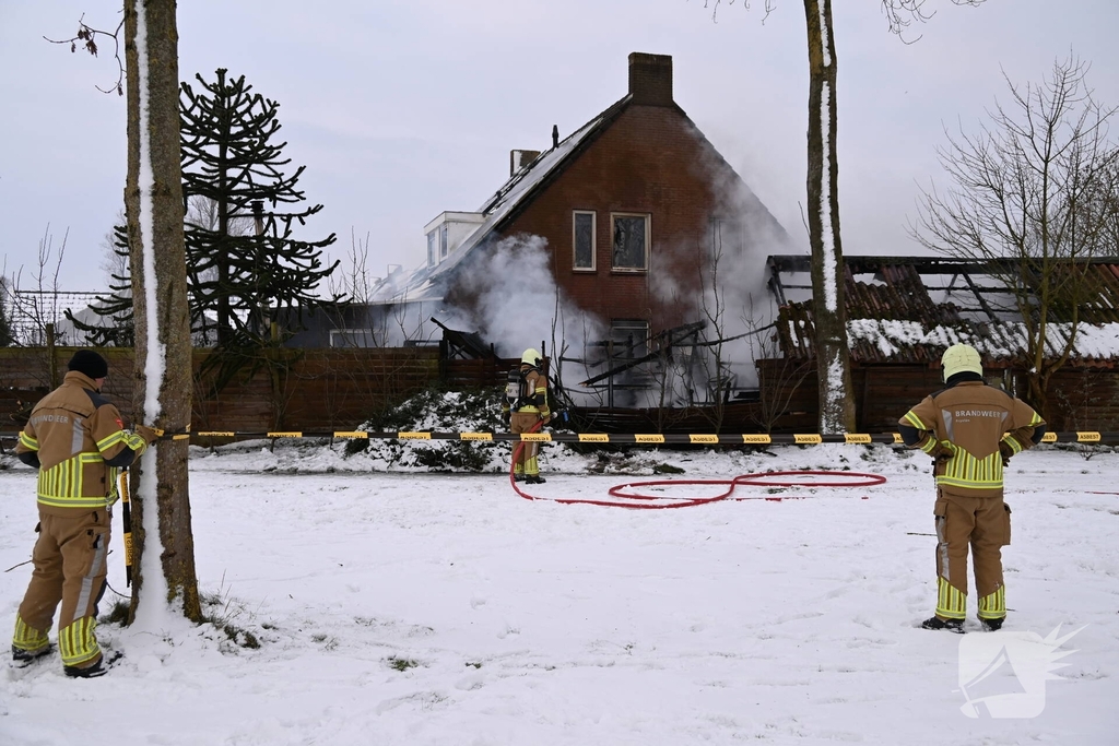 Brandweer redt dieren uit woning en voorkomt overslag