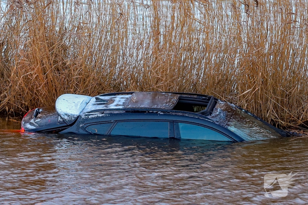 Inzittenden verlaten te water geraakt voertuig via schuifdak