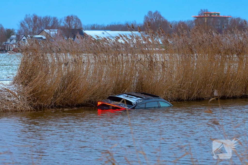 Inzittenden verlaten te water geraakt voertuig via schuifdak