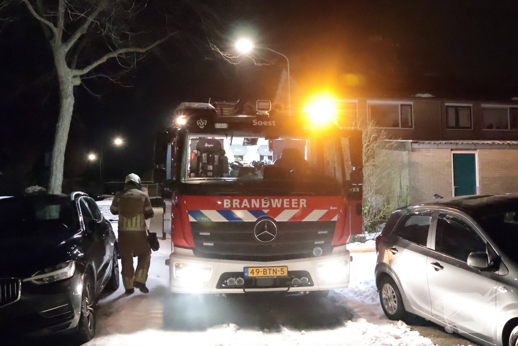 Brand door vuurpijl in achtertuin
