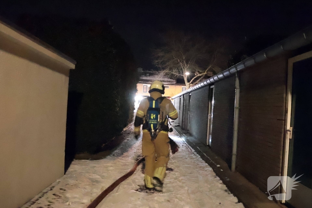 Brand door vuurpijl in achtertuin