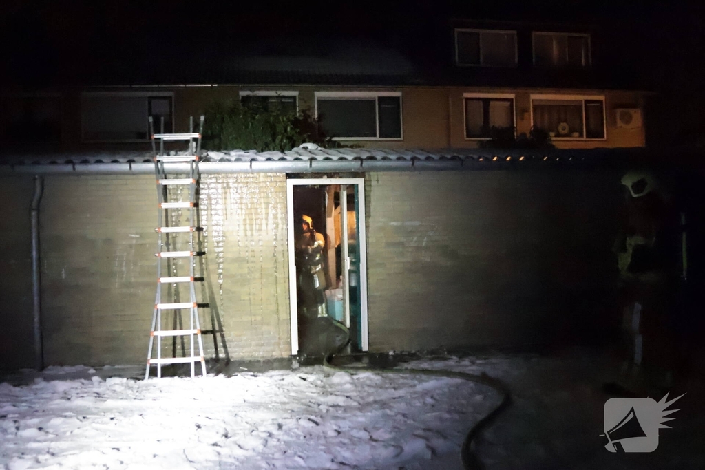 Brand door vuurpijl in achtertuin