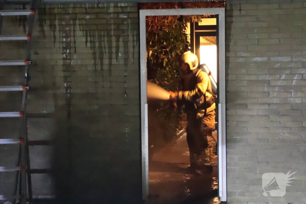 Brand door vuurpijl in achtertuin