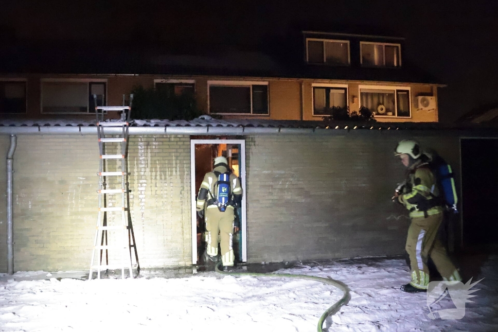 Brand door vuurpijl in achtertuin