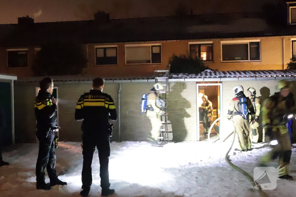 Brand door vuurpijl in achtertuin