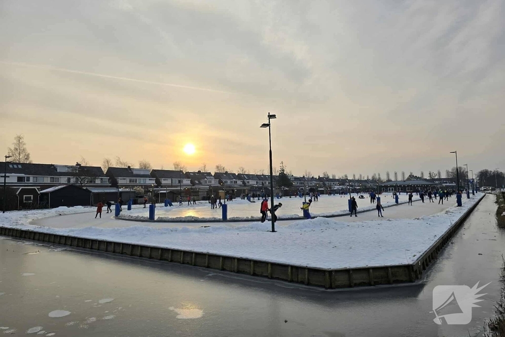 Eerste schaatsers genieten van winterse sfeer