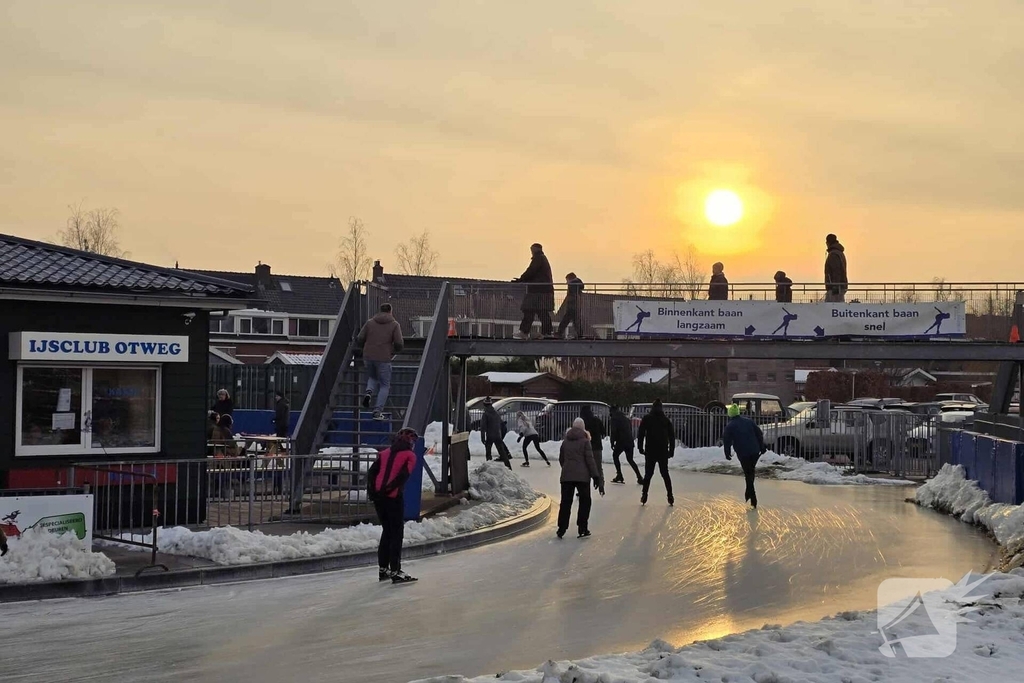 Eerste schaatsers genieten van winterse sfeer