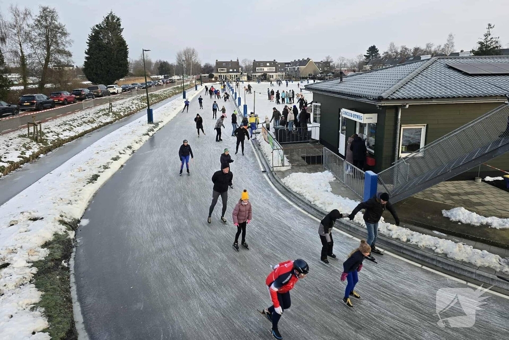 Eerste schaatsers genieten van winterse sfeer