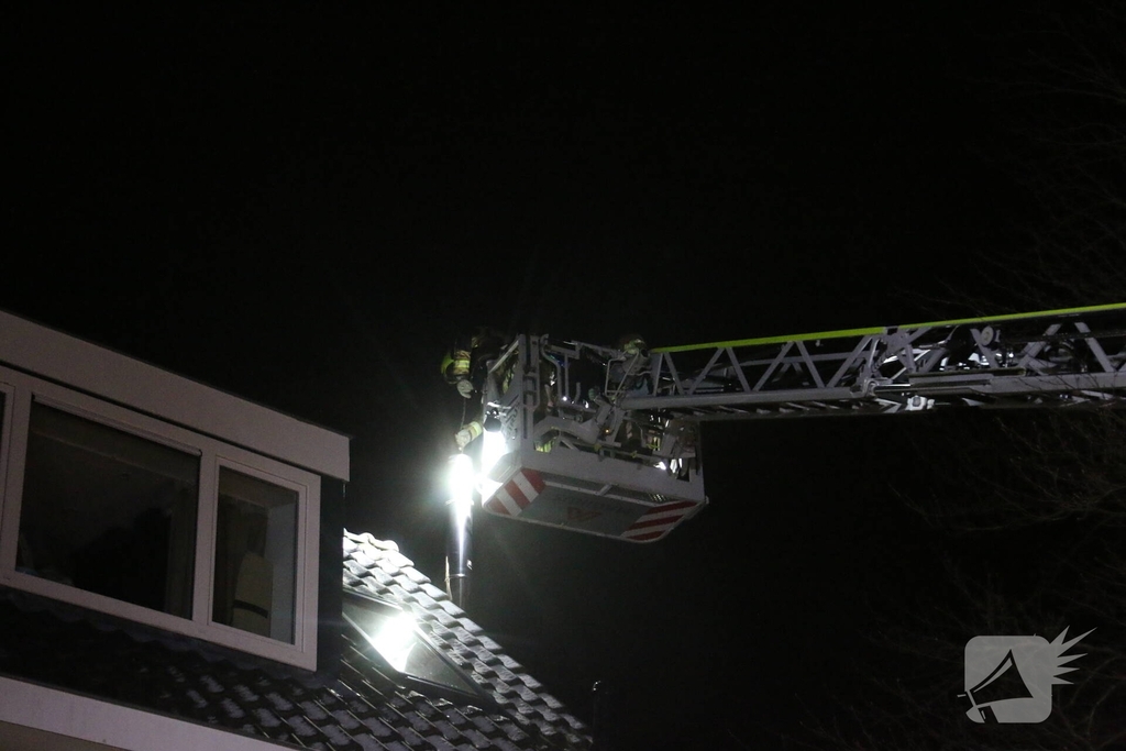 Brandweer dooft schoorsteenbrand